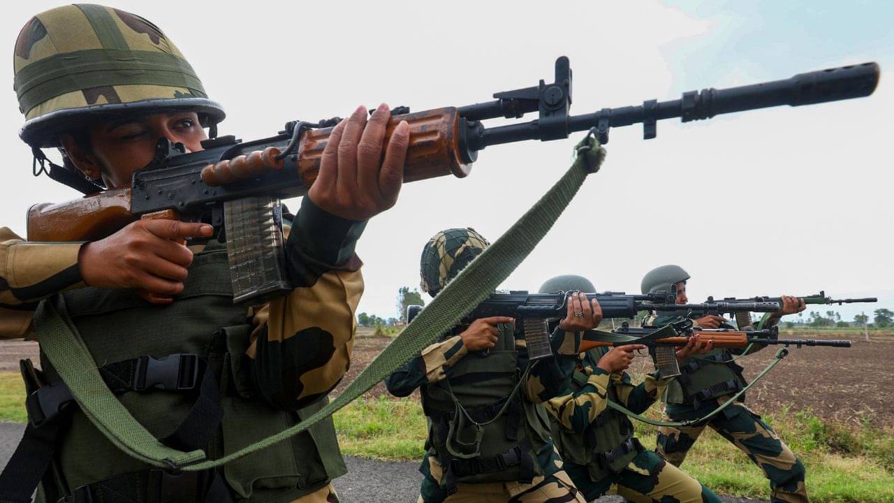 BSF Recruitment 2025: সেনায় চাকরি করার স্বপ্ন দেখেন? BSF দিচ্ছে সুযোগ, জানুন কীভাবে আবেদন জানাবেন?