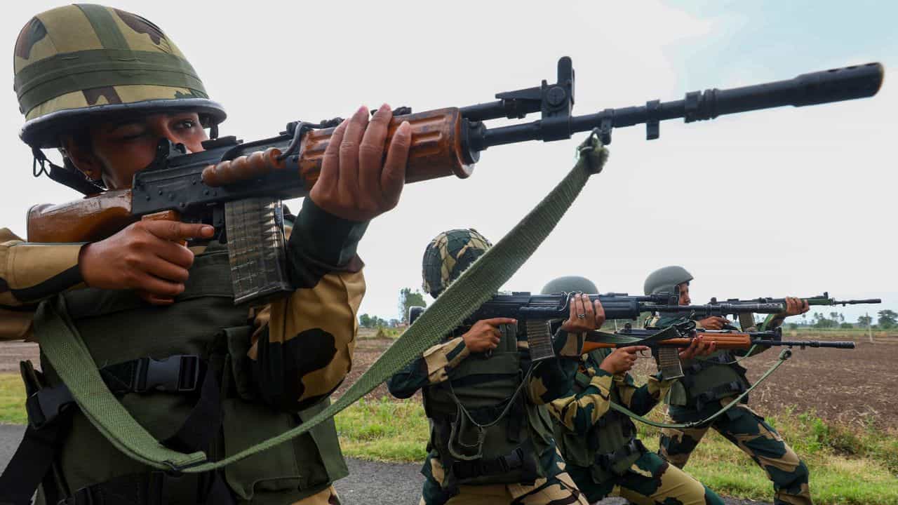 BSF Recruitment 2025: সেনায় চাকরি করার স্বপ্ন দেখেন? BSF দিচ্ছে সুযোগ, জানুন কীভাবে আবেদন জানাবেন?