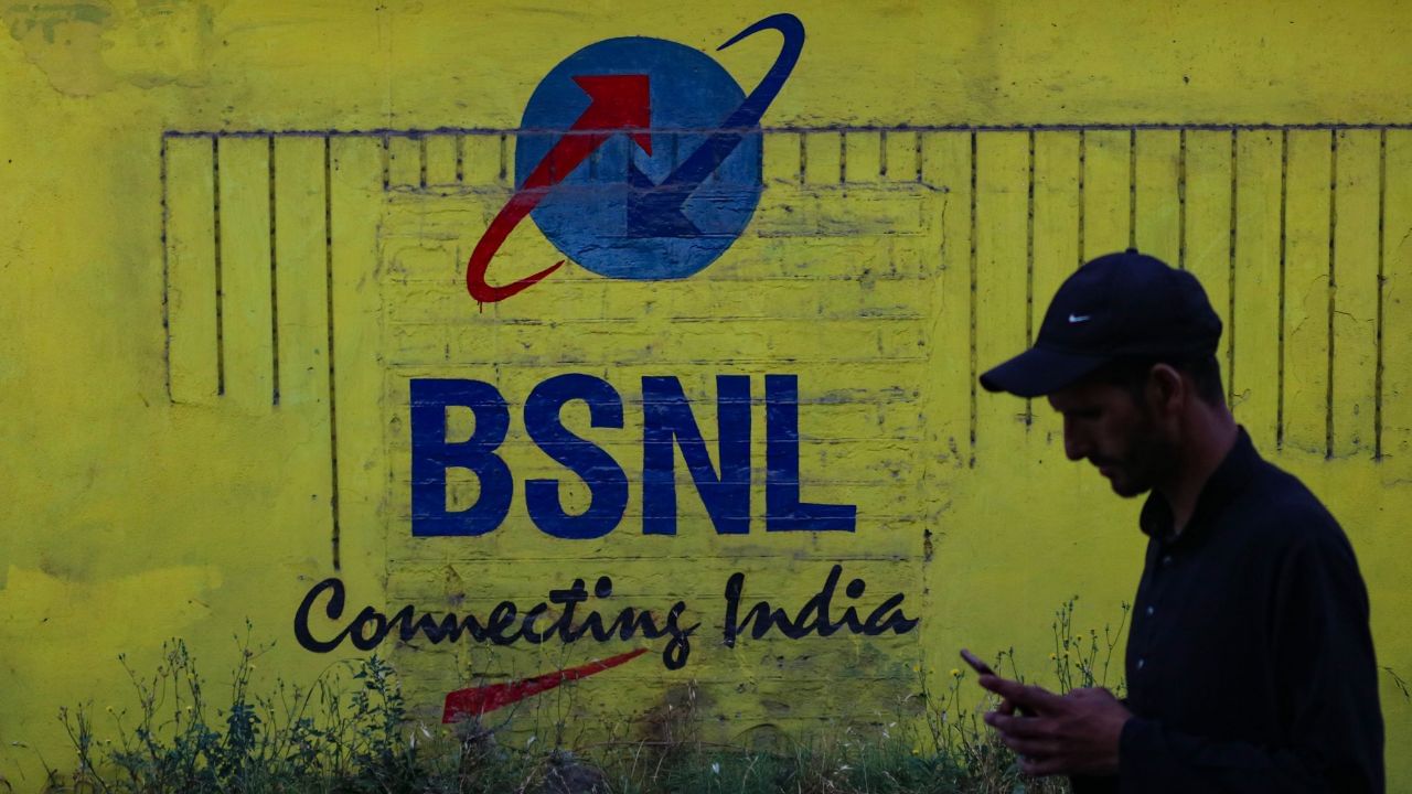 BSNL Pay: শুধু টেলিকম নয়! যুগের তালে তাল মিলিয়ে নতুন ব্যবসা শুরু BSNL-র BSNL Pay: শুধু টেলিকম নয়! যুগের তালে তাল মিলিয়ে নতুন ব্যবসা শুরু BSNL-র
