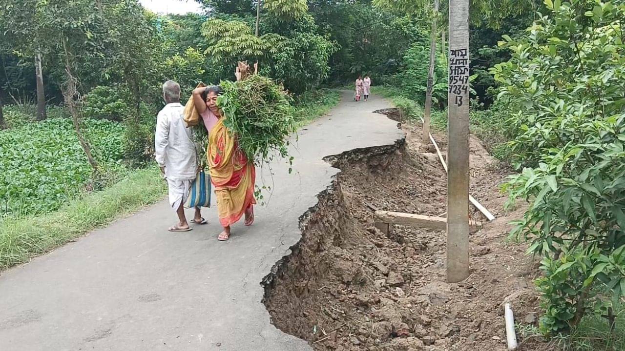 Ghatal: বন্যা ভুগিয়েছে, এখন খেলা দেখাচ্ছে রাস্তা, অসহায় ঘাটালবাসী