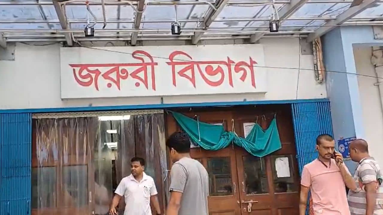 North 24 Parganas: স্কুলে বিষ খেয়ে আত্মহত্যার চেষ্টা ছাত্রীর, পরিবার যা জানাল...