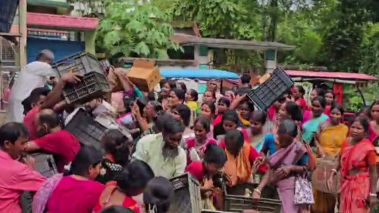 Balurghat: সরকারি আধিকারিকদের সামনে থেকেই হরিলুঠ হয়ে গেল হাঁসের বাচ্চা
