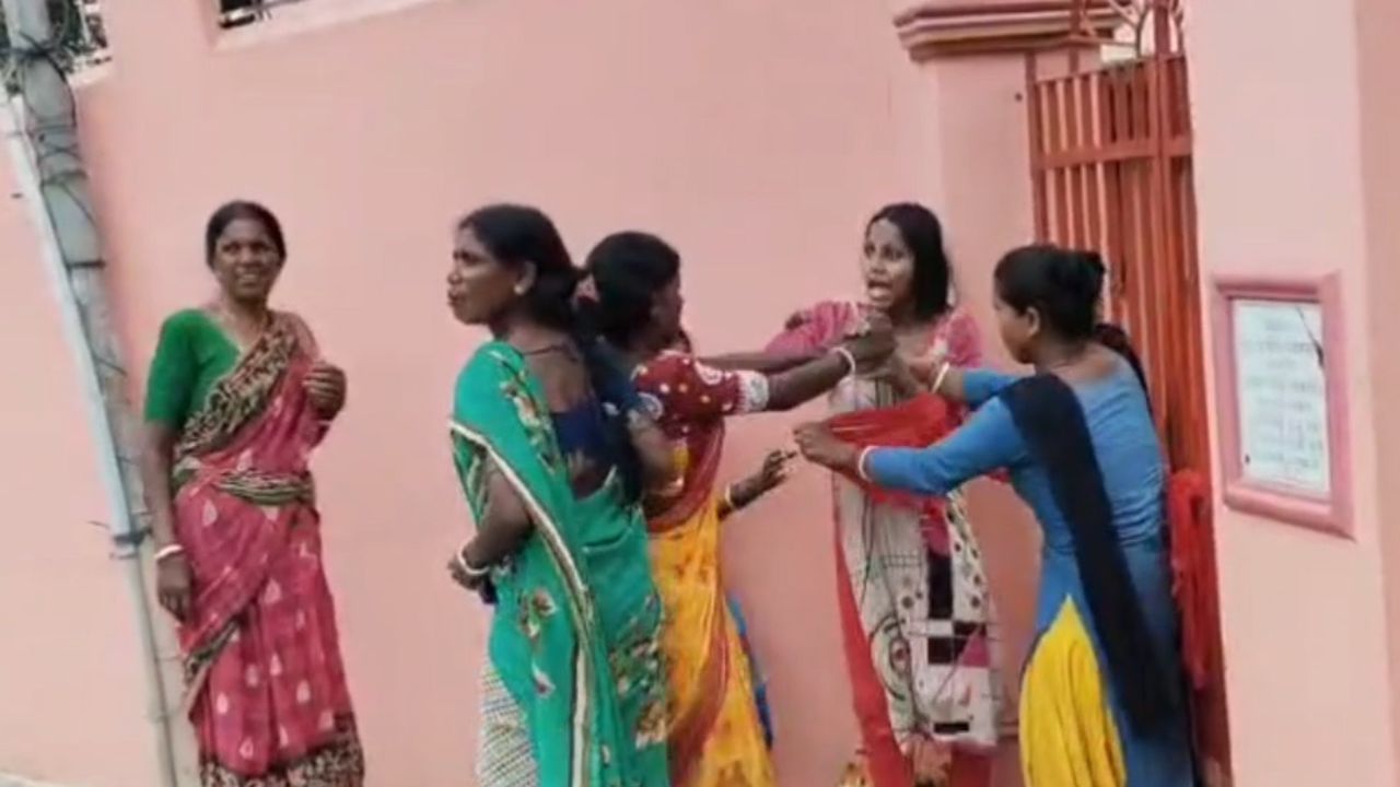 Balurghat: ছাত্রাবাসে ঢুকে বাচ্চাদের হাত ধরে টানাটানি, মহিলার পরিচয়ে স্তম্ভিত পুলিশও