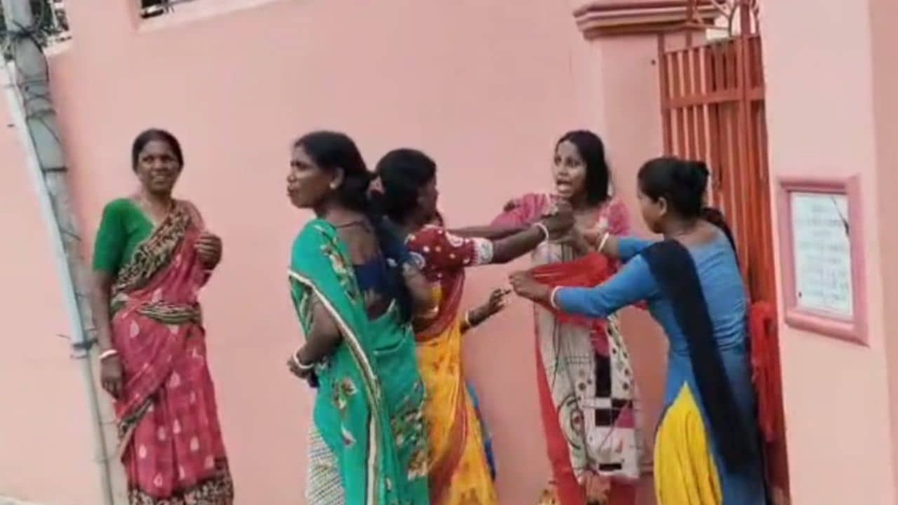 Balurghat: ছাত্রাবাসে ঢুকে বাচ্চাদের হাত ধরে টানাটানি, মহিলার পরিচয়ে স্তম্ভিত পুলিশও