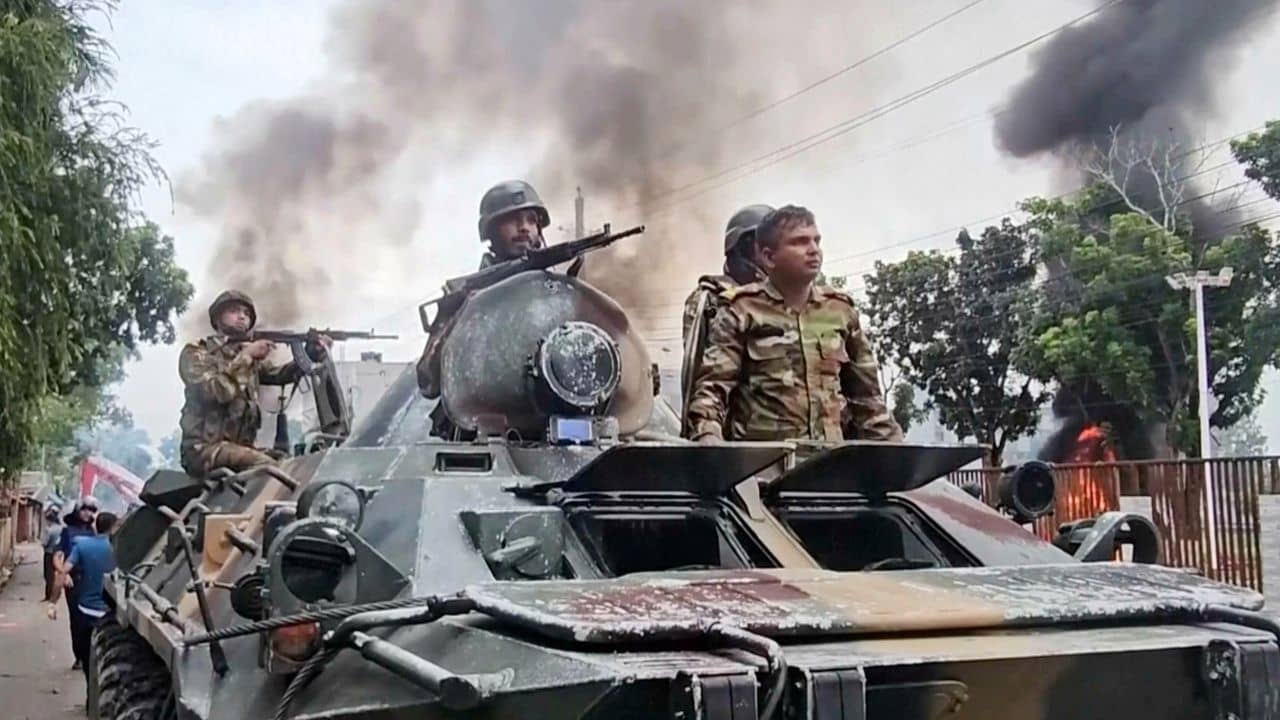 Bangladesh: ১৫ অগস্ট বাংলাদেশে জারি সতর্কতা, মোতায়েন হয়েছে পুলিশ-জলকামান