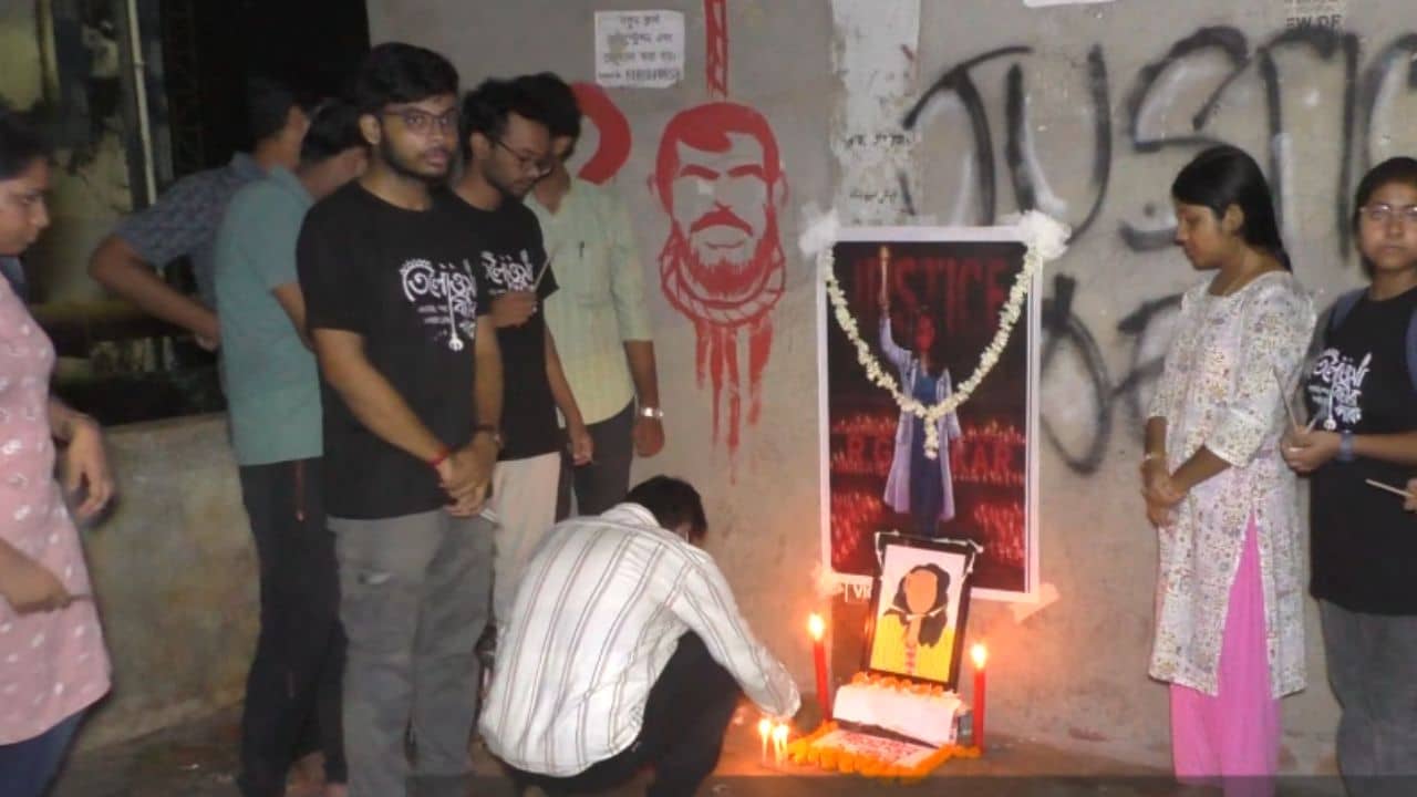 Bankura: তিলোত্তমার বিচারের দাবিতে বাঁকুড়া মেডিক্যালে উড়ল ফানুস, পথে নামলেন চিকিৎসক-পড়ুয়ারা