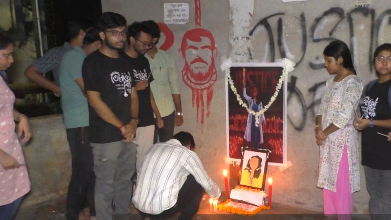 Bankura: তিলোত্তমার বিচারের দাবিতে বাঁকুড়া মেডিক্যালে উড়ল ফানুস, পথে নামলেন চিকিৎসক-পড়ুয়ারা Bankura: তিলোত্তমার বিচারের দাবিতে বাঁকুড়া মেডিক্যালে উড়ল ফানুস, পথে নামলেন চিকিৎসক-পড়ুয়ারা