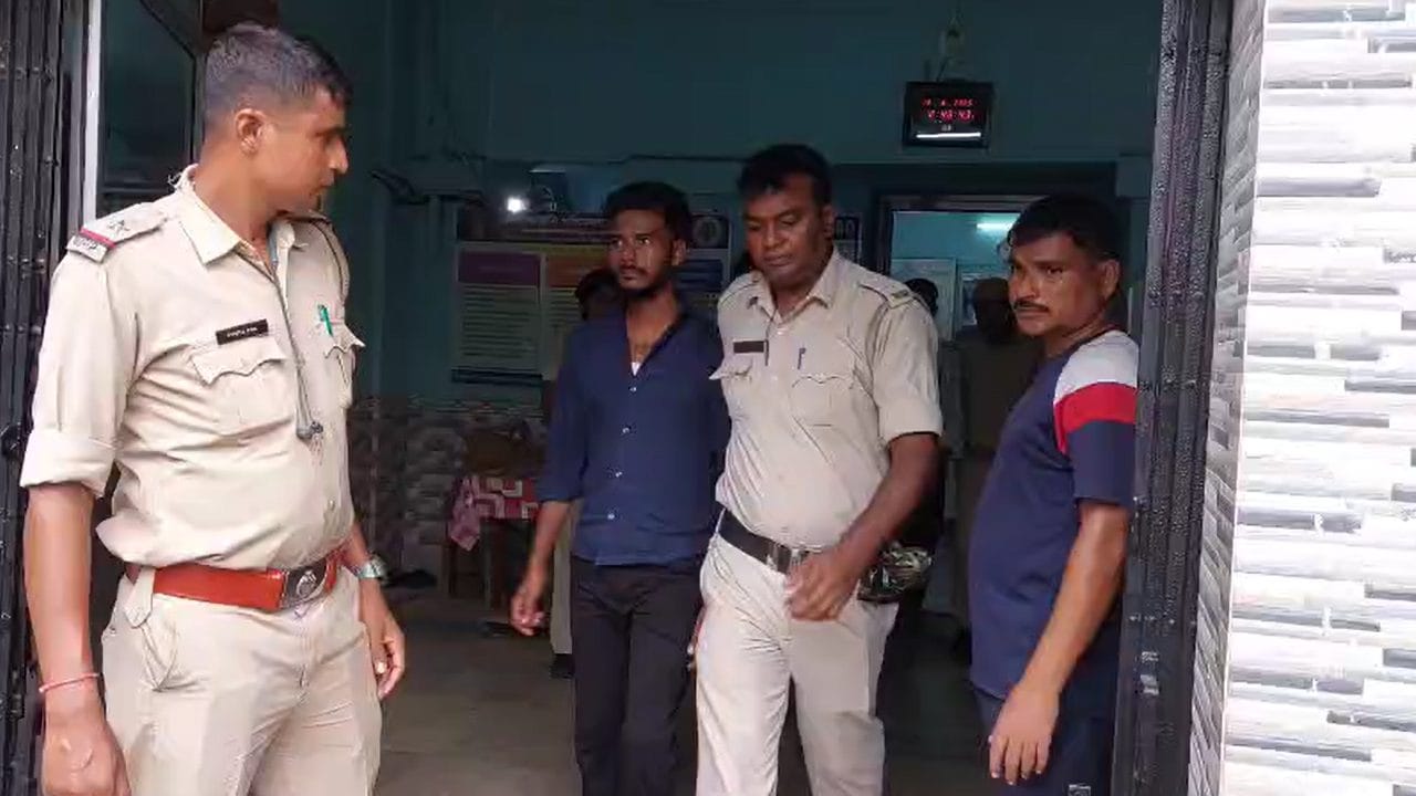 TMC Leader Murder: ভোটের আগে বদলার আগুনেই শেষ TMC নেতা সেকেন্দার? দুই ছেলেকে নিয়ে কিসের প্রতিশোধ নিতে চাইছিল নাসিম? শ্রীঘরে ৩ জনই TMC Leader Murder: ভোটের আগে বদলার আগুনেই শেষ TMC নেতা সেকেন্দার? দুই ছেলেকে নিয়ে কিসের প্রতিশোধ নিতে চাইছিল নাসিম? শ্রীঘরে ৩ জনই