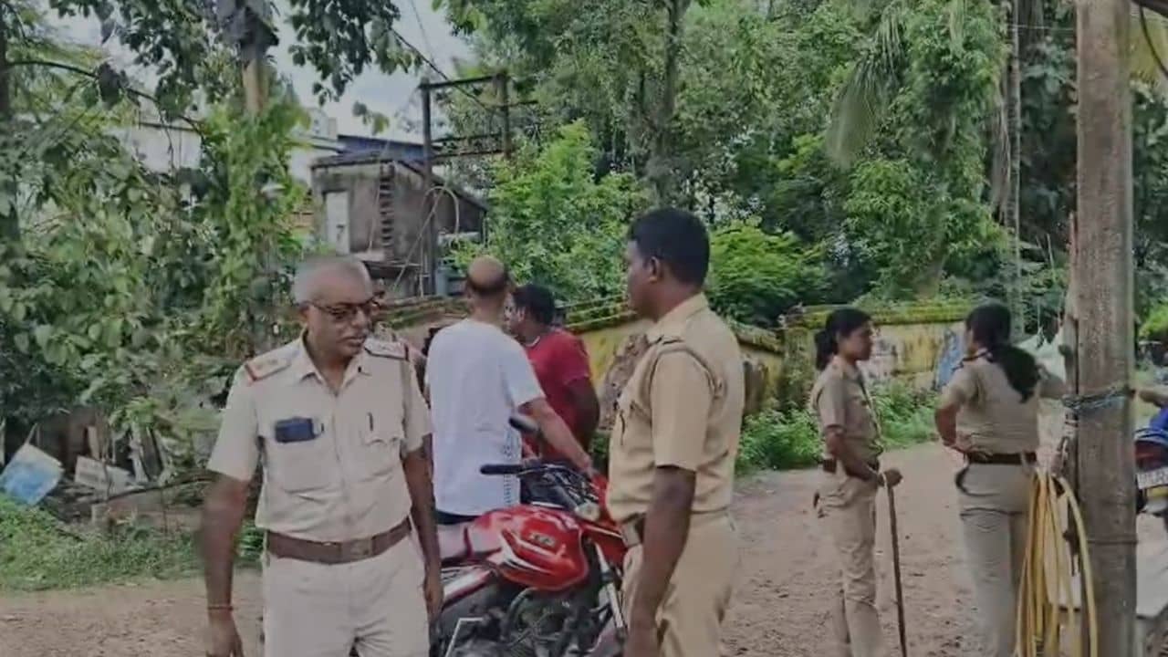Bankura Chaos: মনসা পুজোকে কেন্দ্র করে দুই পাড়ার মধ্যে ঝামেলা, মার খেতে হল পুলিশকেই!