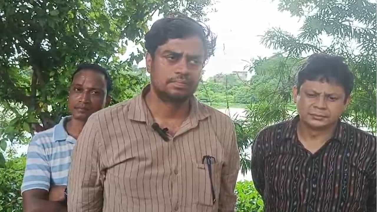 Bankura: তৃণমূল নেতার 'দাদাগিরি'-র পর এবার হুমকি পাচ্ছেন ২ অধ্যাপক, প্রতিবাদে পথে বিজেপি