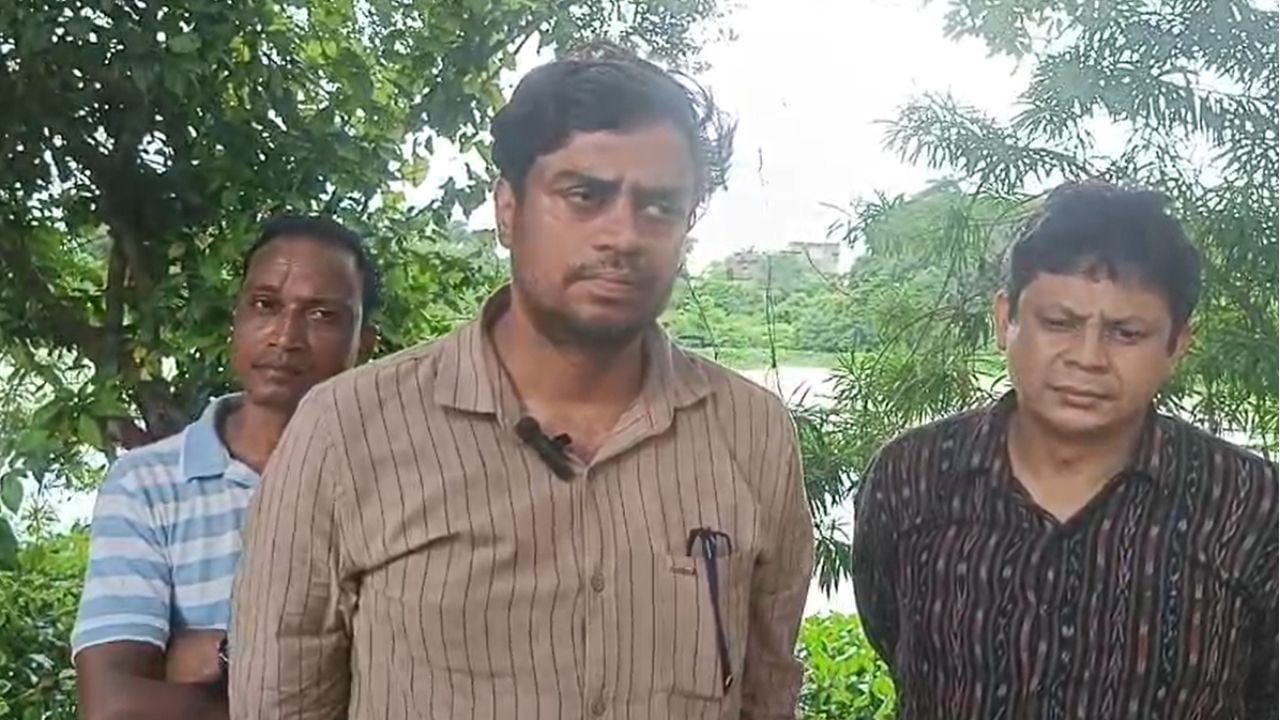 Bankura: তৃণমূল নেতার 'দাদাগিরি'-র পর এবার হুমকি পাচ্ছেন ২ অধ্যাপক, প্রতিবাদে পথে বিজেপি Bankura: তৃণমূল নেতার 'দাদাগিরি'-র পর এবার হুমকি পাচ্ছেন ২ অধ্যাপক, প্রতিবাদে পথে বিজেপি