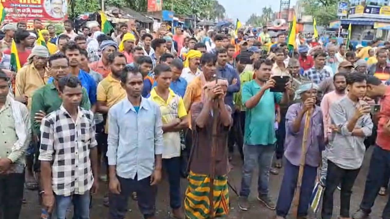 Bankura: বাঁকুড়ায় রাস্তায় মদ্যপানের প্রতিবাদ করায় অধ্যাপককে বেধড়ক মারধর, প্রতিবাদে রাস্তায় আদিবাসী সমাজ