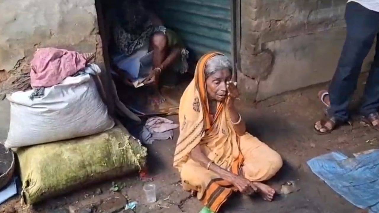 Bankura: অনাহারে মৃত্যু হতেই নড়েচড়ে বসল প্রশাসন, মৃত বৃদ্ধের পরিবারে পৌঁছল ত্রাণ