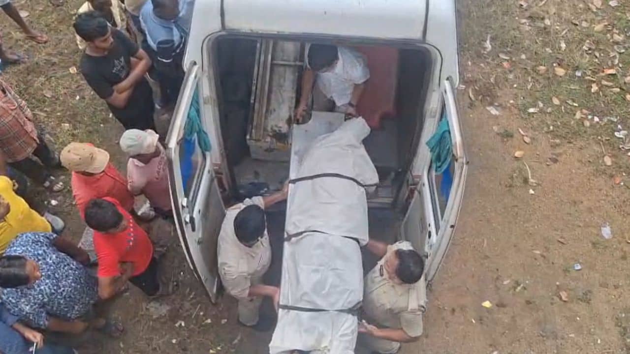 Bankura: ক্লাসও নেন, কয়েকঘণ্টা পর স্কুলে শিক্ষককে এমন অবস্থায় দেখবেন ভাবতেও পারেননি কেউ