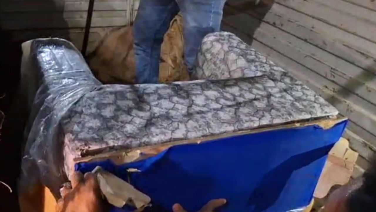 Barrackpur: ব্যারাকপুরে ট্রাকে করে যাচ্ছিল সোফা, তার ভিতরেই লুকিয়ে রহস্য, চমকে উঠবেন জানলে Barrackpur: ব্যারাকপুরে ট্রাকে করে যাচ্ছিল সোফা, তার ভিতরেই লুকিয়ে রহস্য, চমকে উঠবেন জানলে