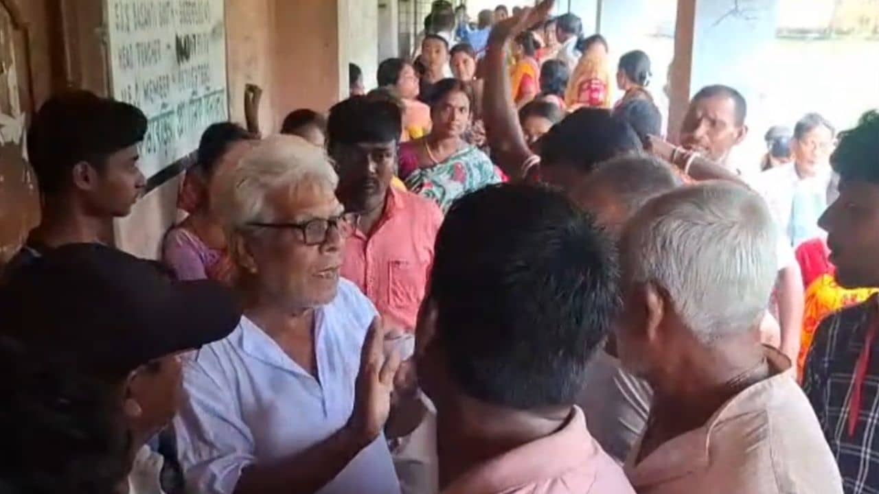 Basanti: চতুর্থ শ্রেণির ছাত্রীকে স্কুলের বেধড়ক মার হেড স্যরের, ক্ষোভেই ফেটে পড়লেন অভিভাবকরা