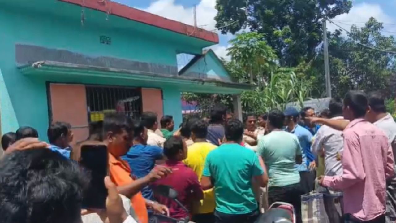 Basirhat: TMC পঞ্চায়েত সদস্যকে মারধরের অভিযোগ বাম কর্মীর বিরুদ্ধে, সরকারি ক্যাম্পে তুলকালাম Basirhat: TMC পঞ্চায়েত সদস্যকে মারধরের অভিযোগ বাম কর্মীর বিরুদ্ধে, সরকারি ক্যাম্পে তুলকালাম