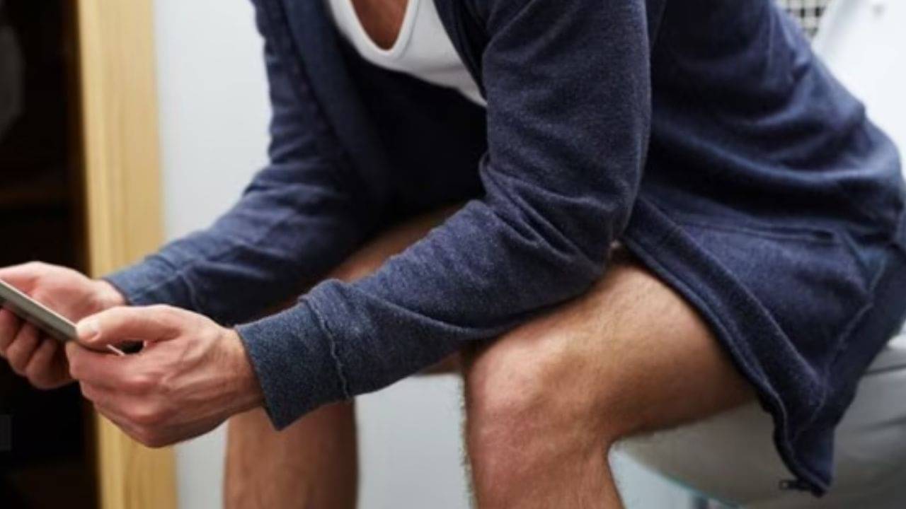 বাথরুমেও মোবাইল নিয়ে ঢুকছেন! অজান্তে বিপদ ডেকে আনছেন না তো?