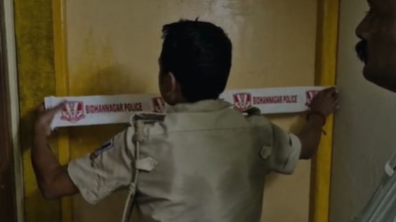 Baguati: বাগুইআটিতে স্বামীকে কুপিয়ে খুনের পর পালিয়ে গেল স্ত্রী, আটক প্রেমিক Baguati: বাগুইআটিতে স্বামীকে কুপিয়ে খুনের পর পালিয়ে গেল স্ত্রী, আটক প্রেমিক