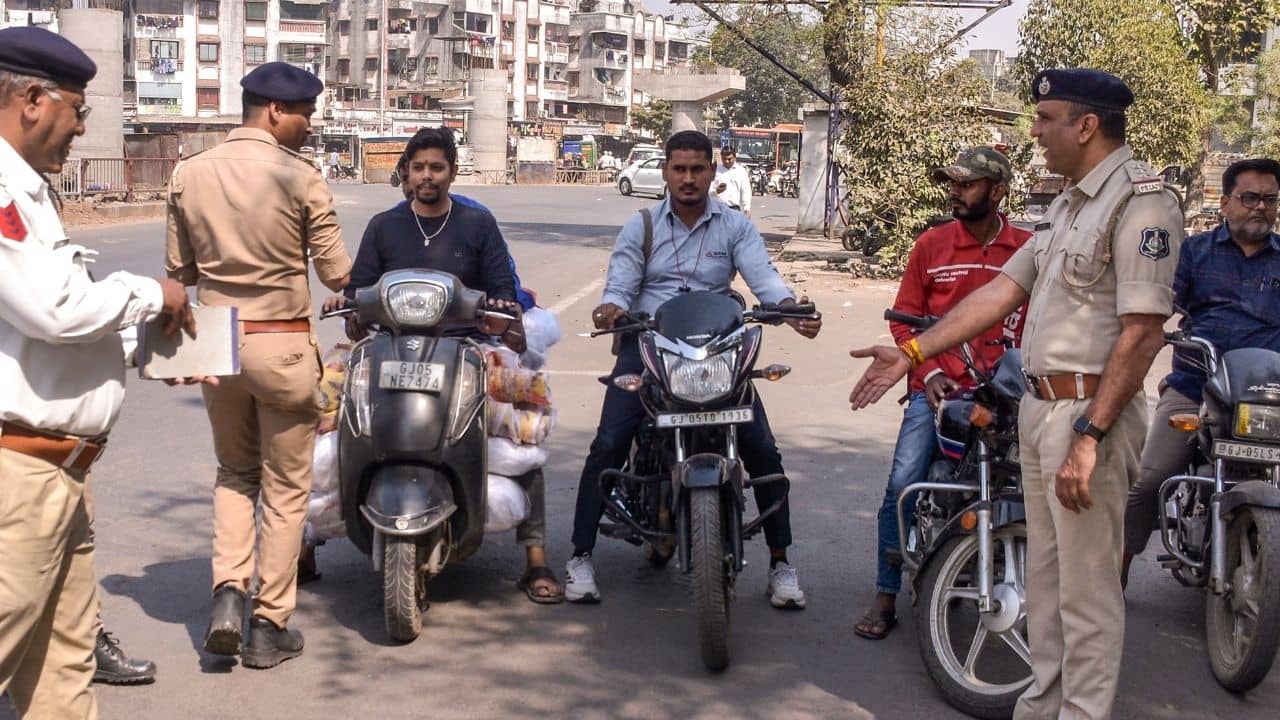 Bike Taxi: বাইক ট্যাক্সি কি আদৌ চালানো যাবে? রাজ্যকে বিশেষ নির্দেশ হাই কোর্টের