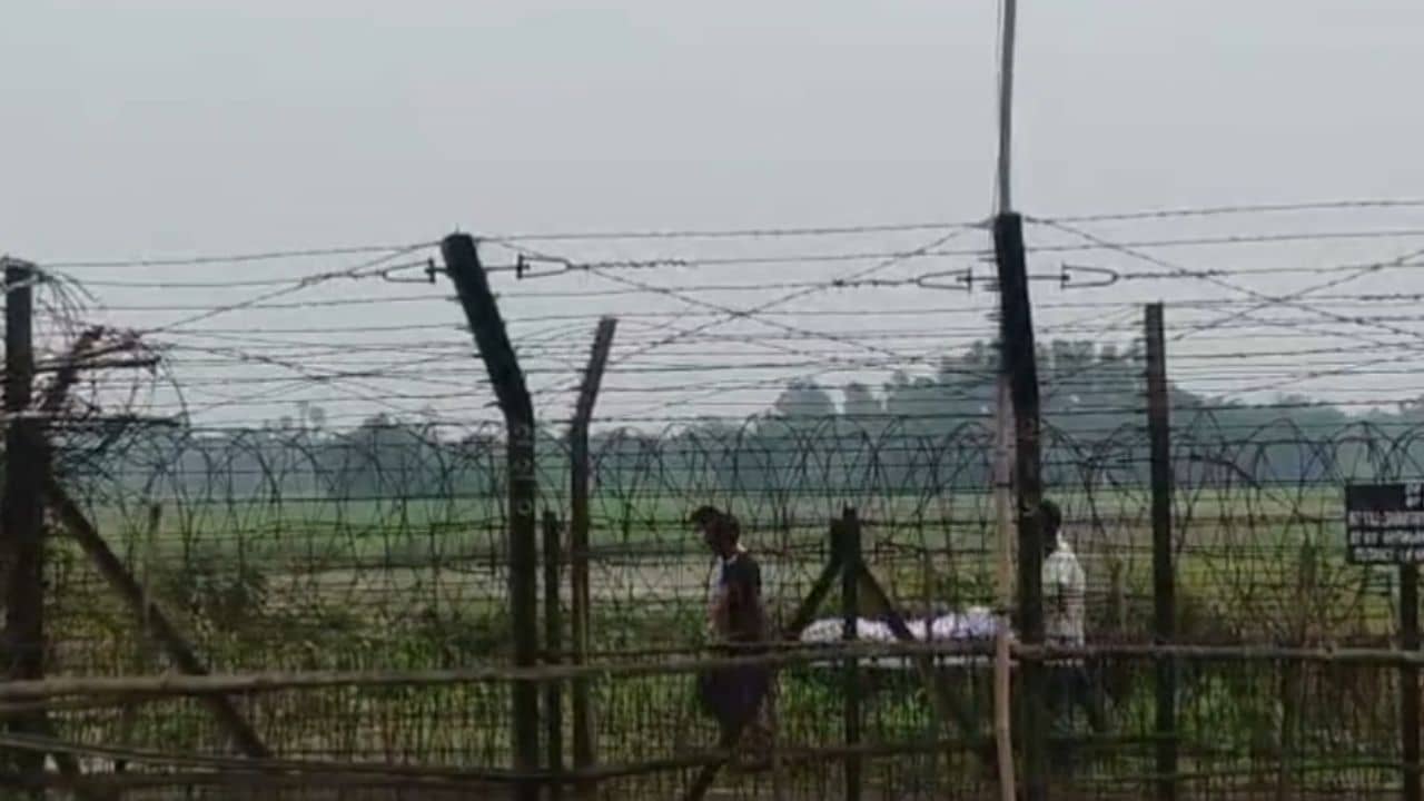 Balurghat: উচ্চমাধ্যমিক পড়ুয়ার দেহ উদ্ধার হল বাংলাদেশে, ফ্ল্যাগ মিটিংয়ের পর দেহ হস্তান্তর