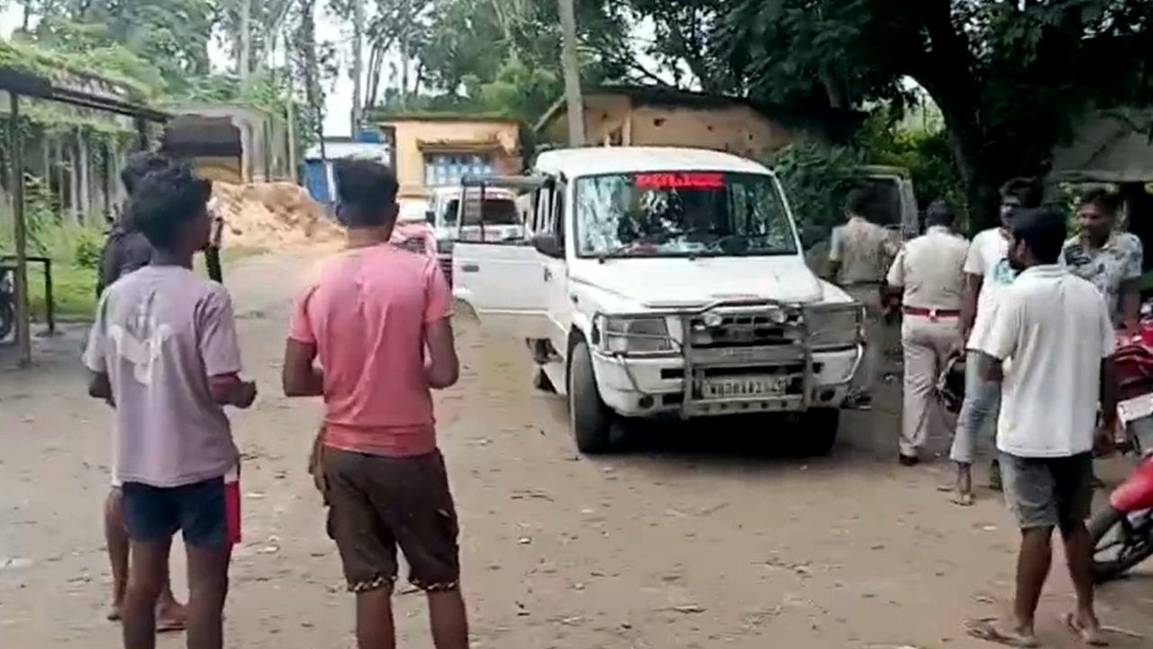 Bardhaman: পেটের টানে মিষ্টির দোকানে কাজ! একবছরে একটা ছুটি, হঠাৎ বৈদ্যবাটি থেকে ১৭ বছরের ছেলেটার মরদেহ ফিরতেই বাড়ছে রহস্য Bardhaman: পেটের টানে মিষ্টির দোকানে কাজ! একবছরে একটা ছুটি, হঠাৎ বৈদ্যবাটি থেকে ১৭ বছরের ছেলেটার মরদেহ ফিরতেই বাড়ছে রহস্য
