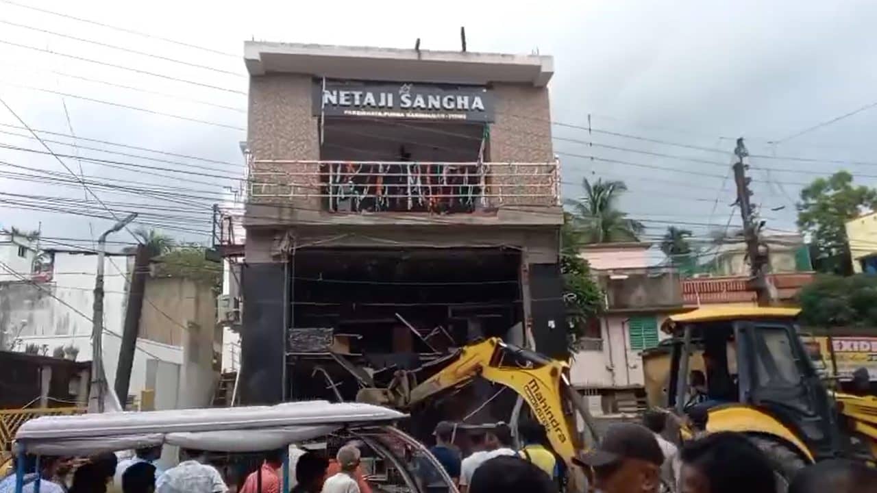 Burdwan: রাতারাতি বিবেকান্দের মূর্তি সরিয়ে মাথা তুলেছিল বিরিয়ানির দোকান, বিতর্কের মধ্যেই তিনতলা বাড়িটা ভেঙেই দিল পুরসভা