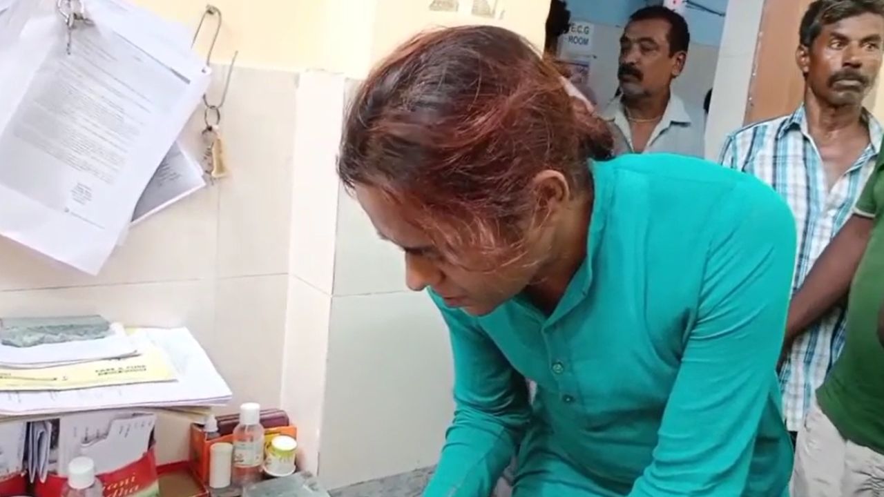 Kalna: মর্মান্তিক! রোগ যন্ত্রণায় গলায় ব্লেড চালিয়ে আত্মঘাতী বৃদ্ধ Kalna: মর্মান্তিক! রোগ যন্ত্রণায় গলায় ব্লেড চালিয়ে আত্মঘাতী বৃদ্ধ