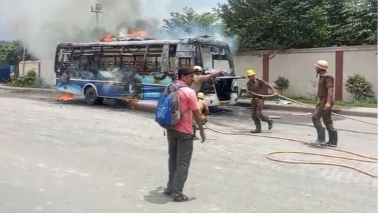 SBSTC Bus: এয়ারপোর্টের কাছে আসতেই বারাসত-গড়িয়া রুটের সরকারি বাসে আগুন, তুমুল চিৎকার যাত্রীদের, তারপর...