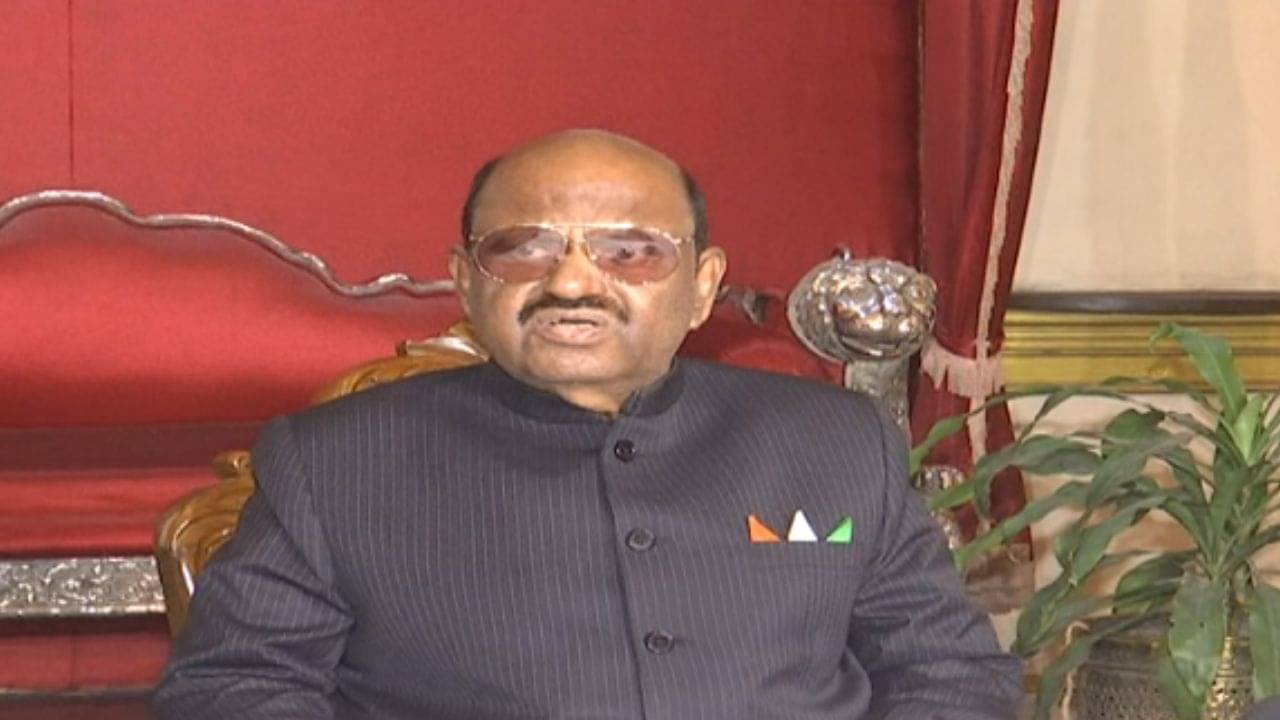 C V Ananda Bose: বাংলা কোনও ভাষা নয়! মালব্যর দাবি শুনে রবীন্দ্রনাথের গান ধরলেন রাজ্যপাল