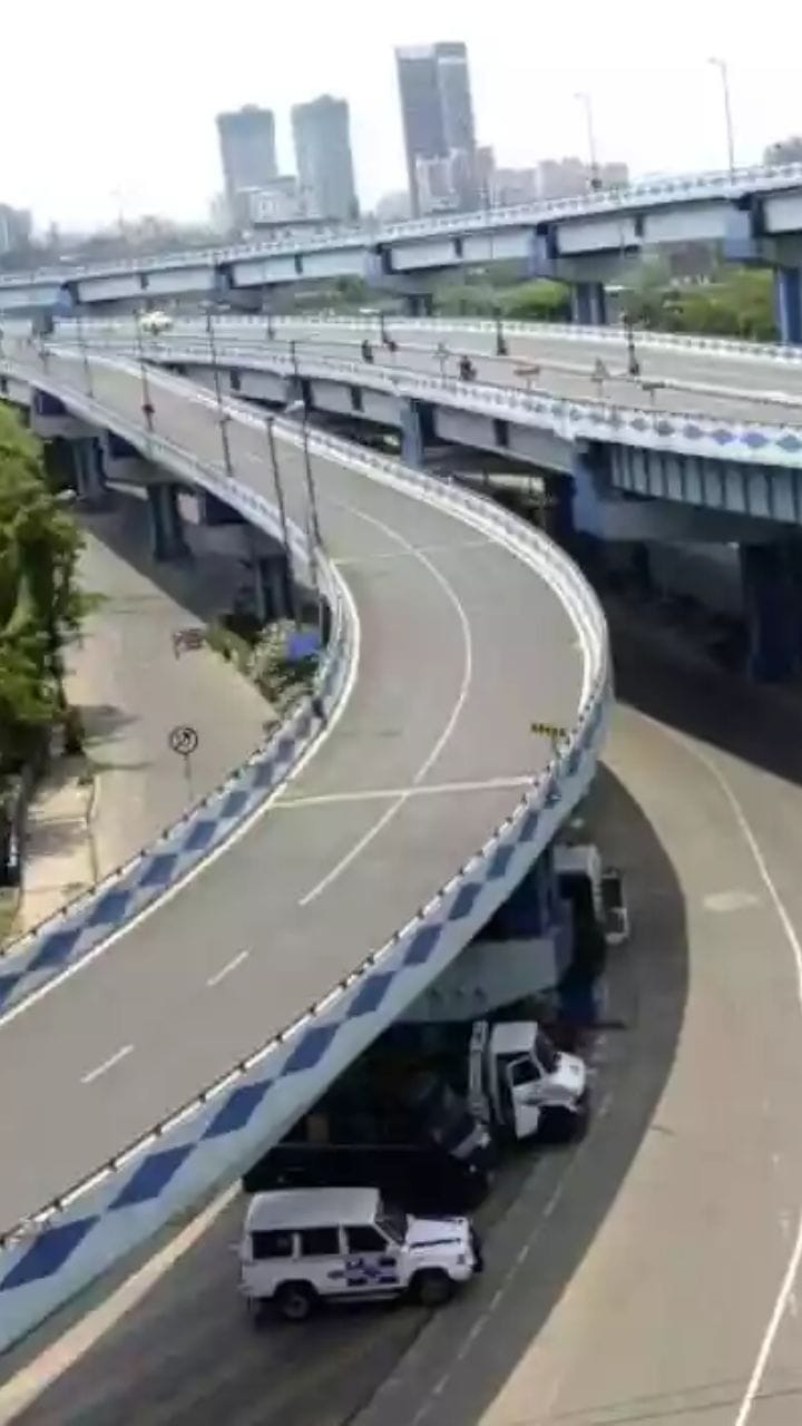 Car overturns! Horrific accident at Maa Flyover | উল্টে গেল গাড়ি! মা ...
