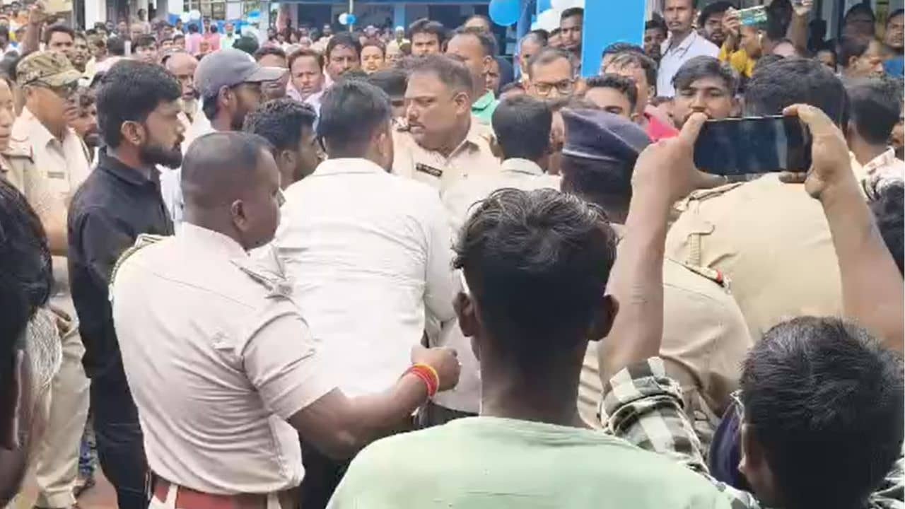 Jalpaiguri: হাতাহাতি, রাস্তা অবরোধ, সমাধান শিবিরকে ঘিরে মালবাজারে ধুন্ধুমার