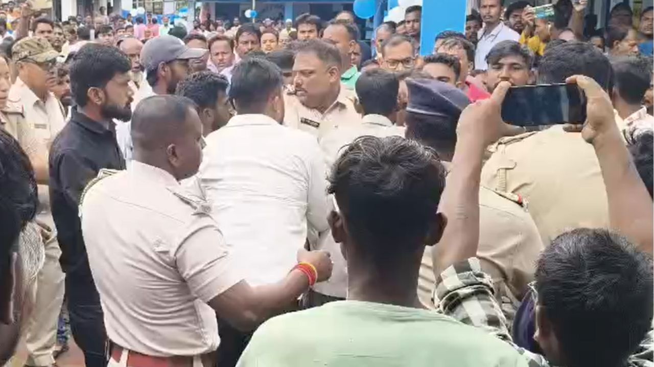 Jalpaiguri: হাতাহাতি, রাস্তা অবরোধ, 'সমাধান' শিবিরকে ঘিরে মালবাজারে ধুন্ধুমার Jalpaiguri: হাতাহাতি, রাস্তা অবরোধ, 'সমাধান' শিবিরকে ঘিরে মালবাজারে ধুন্ধুমার