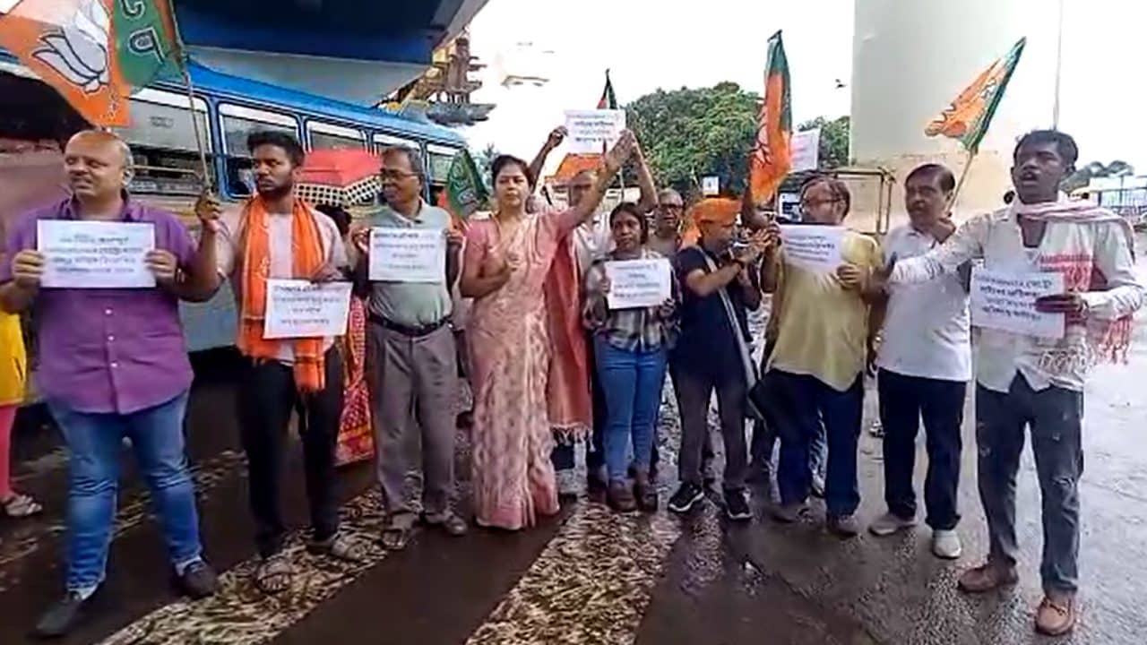Kolkata Metro: কেন ছাড়পত্র মিলছে না? মেট্রো নিয়ে চিংড়িঘাটায় বিক্ষোভ বিজেপির