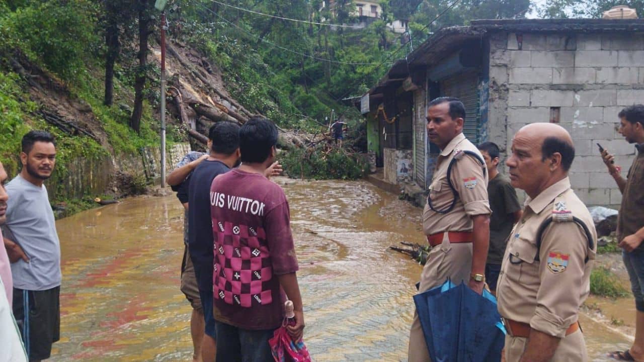 Cloudburst hits Uttarakhand: ধরালির পর এবার থরালি, মেঘভাঙা বৃষ্টিতে বিপর্যস্ত উত্তরাখণ্ড