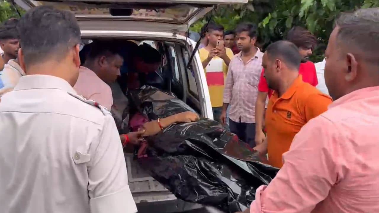 Malda: ফাঁকা মাঠে যুবতীর অবস্থা দেখে শিউরে উঠলেন বাসিন্দারা, শোরগোল মোথাবাড়িতে