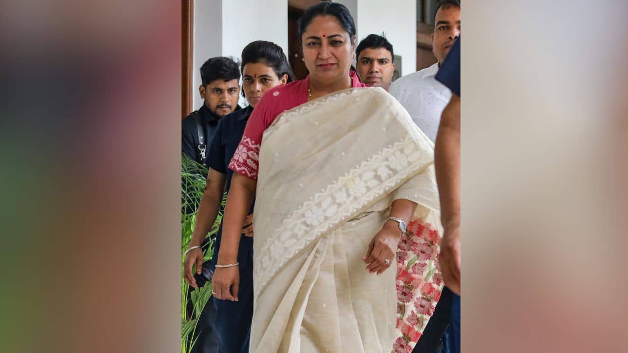 Delhi CM: নিজের বাসভবনে আক্রান্ত দিল্লির মুখ্যমন্ত্রী, হাসপাতালে নিয়ে যাওয়া হল রেখা গুপ্তাকে