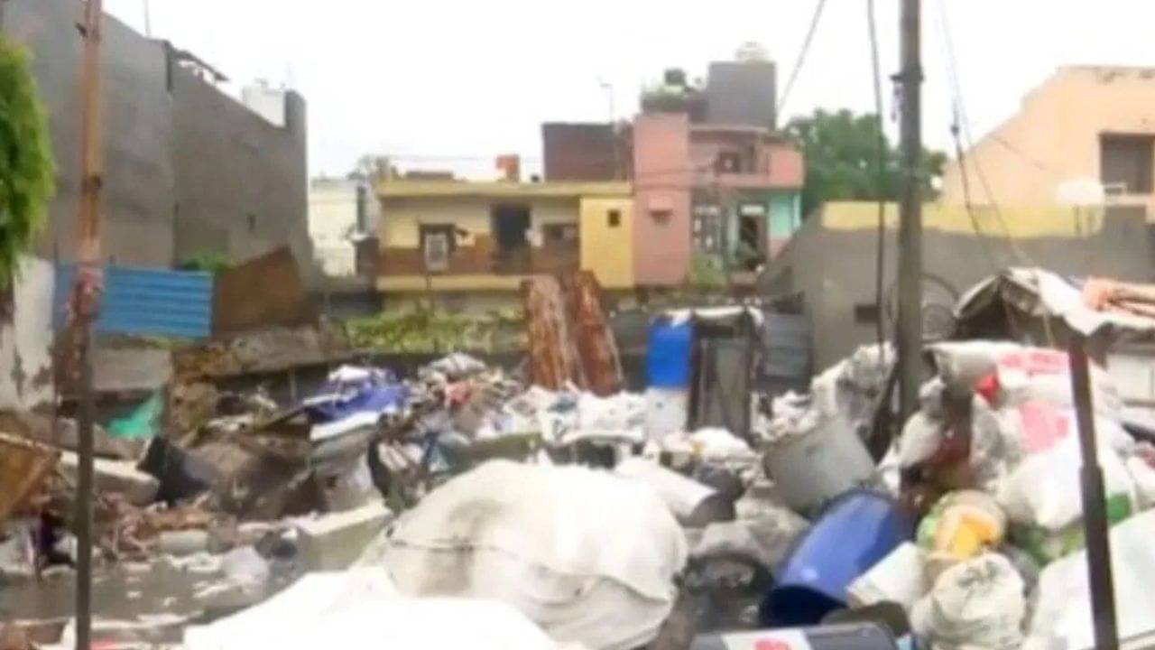 Delhi: ভারী বৃষ্টিতে ভেঙে পড়ল দেওয়াল, নাবালিকাদের আর্তনাদ, মৃত ৭