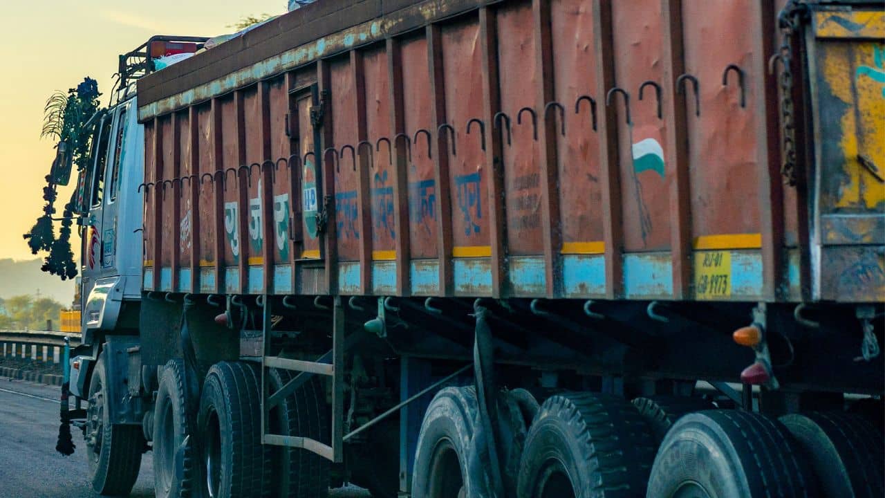 Dhupguri: সাঁইসাঁই করে যাচ্ছিল লরি, ভিতরেই ছিল রহস্য, পুলিশ প্লাস্টিক তুলতেই চোখ কপালে উঠল