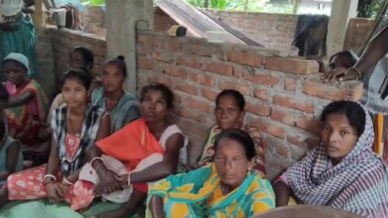 Jalpaiguri: ‘মৃত’ দেখিয়ে কোটি টাকার পিএফ-এর টাকা আত্মসাতের অভিযোগ, ক্ষোভে ফেটে পড়লেন চা শ্রমিকরা