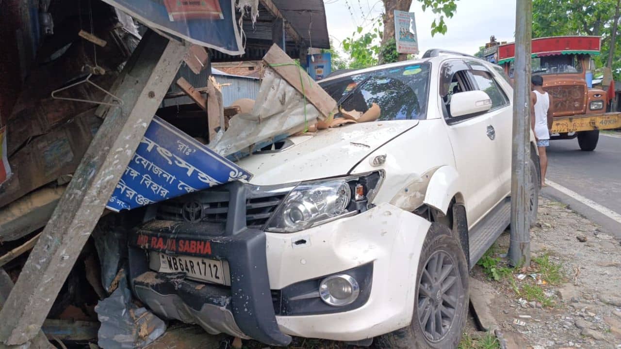 Jalpaiguri: নিয়ন্ত্রণ হারিয়ে রাস্তার পাশের দোকানে ঢুকে পড়ল BJP সাংসদের গাড়ি! ভয়ঙ্কর দুর্ঘটনা ধূপগুড়িতে