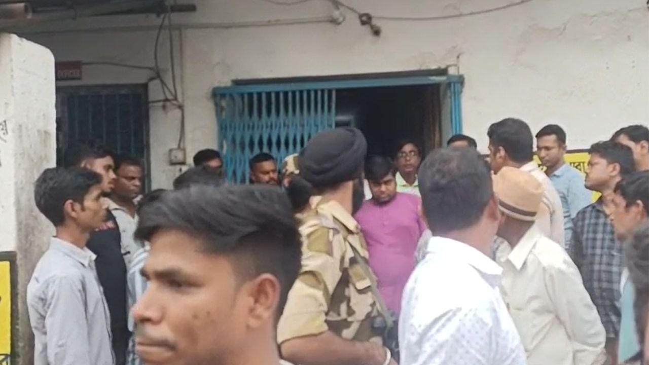 South 24 Parganas: নোংরা ভিডিয়ো দেখিয়ে উত্ত্যক্ত, ছাত্রীকে শ্লীলতাহানির অভিযোগে গ্রেফতার ভারপ্রাপ্ত প্রধান শিক্ষক South 24 Parganas: নোংরা ভিডিয়ো দেখিয়ে উত্ত্যক্ত, ছাত্রীকে শ্লীলতাহানির অভিযোগে গ্রেফতার ভারপ্রাপ্ত প্রধান শিক্ষক