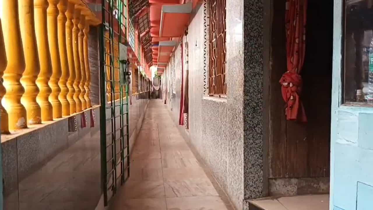 Digha: রাতে হোটেল থেকে বের দেওয়া হল পর্যটকদের, হোটেলে হোটেলে ঝুলল তালা! শোরগোল দিঘায় Digha: রাতে হোটেল থেকে বের দেওয়া হল পর্যটকদের, হোটেলে হোটেলে ঝুলল তালা! শোরগোল দিঘায়