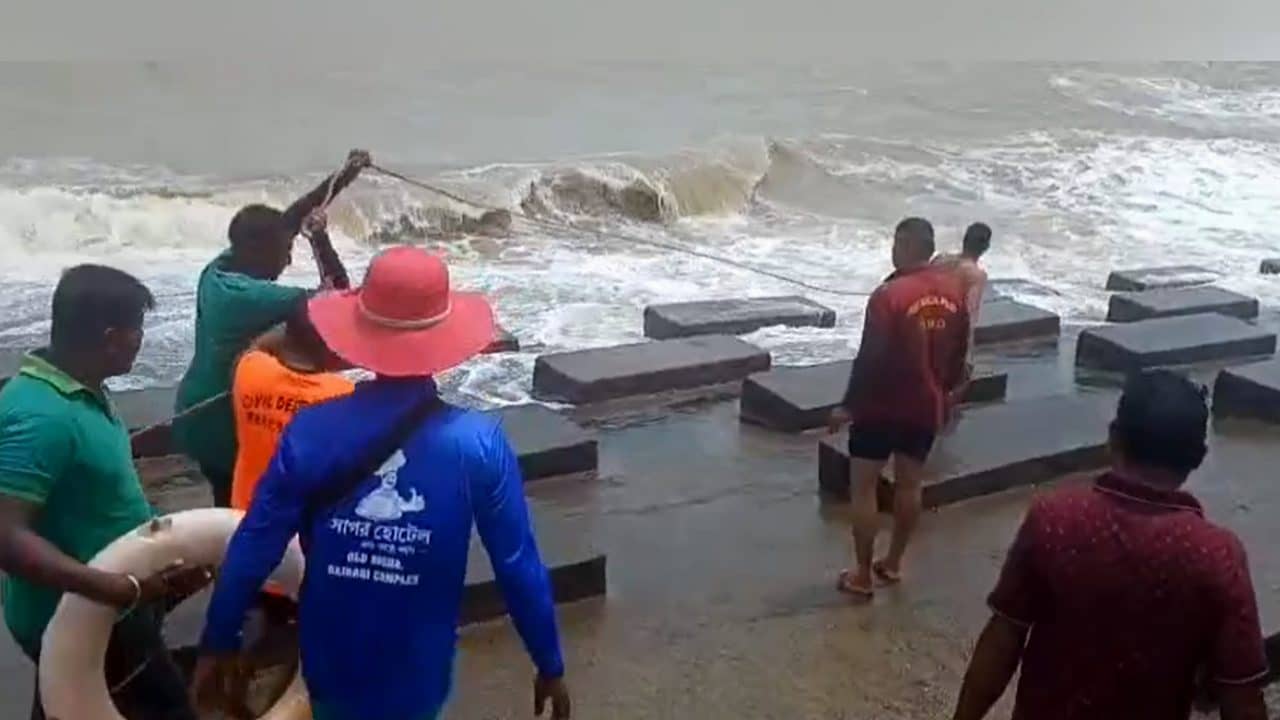 Digha: দুর্যোগের মধ্যেই উড়িয়ে নিয়ে গেল উত্তাল ঢেউ, ফের দিঘায় মৃত্যু পর্যটকের! নুলিয়াদের সাহসিকতায় প্রাণ বাঁচল একজনের