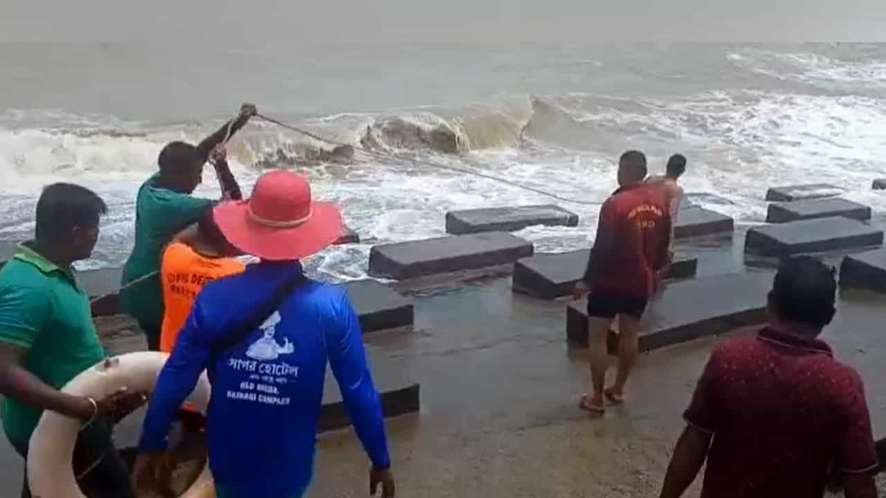 Digha: দুর্যোগের মধ্যেই উড়িয়ে নিয়ে গেল উত্তাল ঢেউ, ফের দিঘায় মৃত্যু পর্যটকের! নুলিয়াদের সাহসিকতায় প্রাণ বাঁচল একজনের