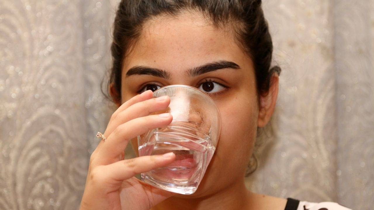 Drinking Water: এই ৮ লক্ষ্মণ শরীরে দেখা দিলেই বুঝে যাবেন আপনি জল কম খাচ্ছেন