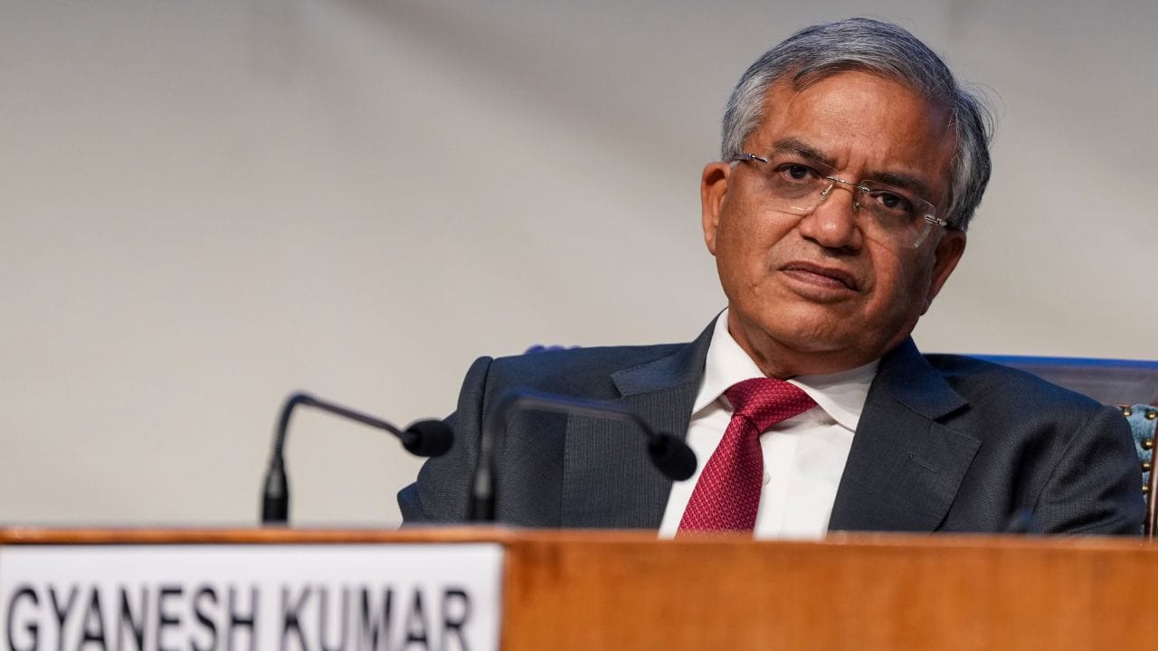 Election Commission on SIR: বাংলায় কবে হবে SIR? রবির বৈঠকেই মুখ খুললেন মুখ্য নির্বাচন কমিশনার জ্ঞানেশ কুমার Election Commission on SIR: বাংলায় কবে হবে SIR? রবির বৈঠকেই মুখ খুললেন মুখ্য নির্বাচন কমিশনার জ্ঞানেশ কুমার