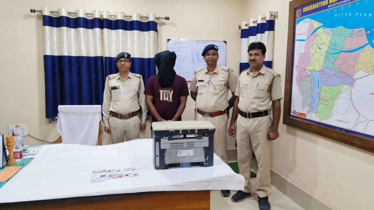 Murshidabad: বাংলাদেশ সীমান্তে মুড়িমুড়কির মতো পাওয়া যাচ্ছে ভুয়ো আধার কার্ড, মুর্শিদাবাদে ধৃত ৬