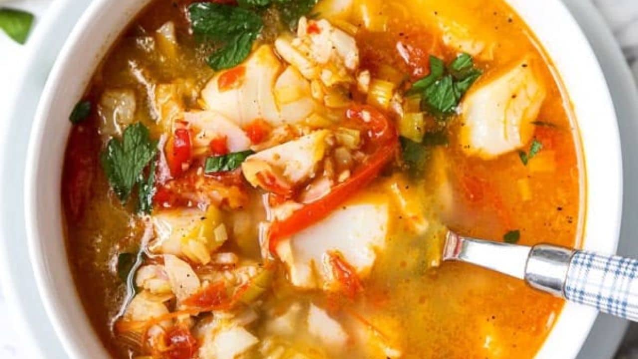 Fish Stew Recipe: অনেক তো খেয়েছেন চিকেন, স্বাদে বদল আনতে এ বার বানান রুই মাছের স্টু