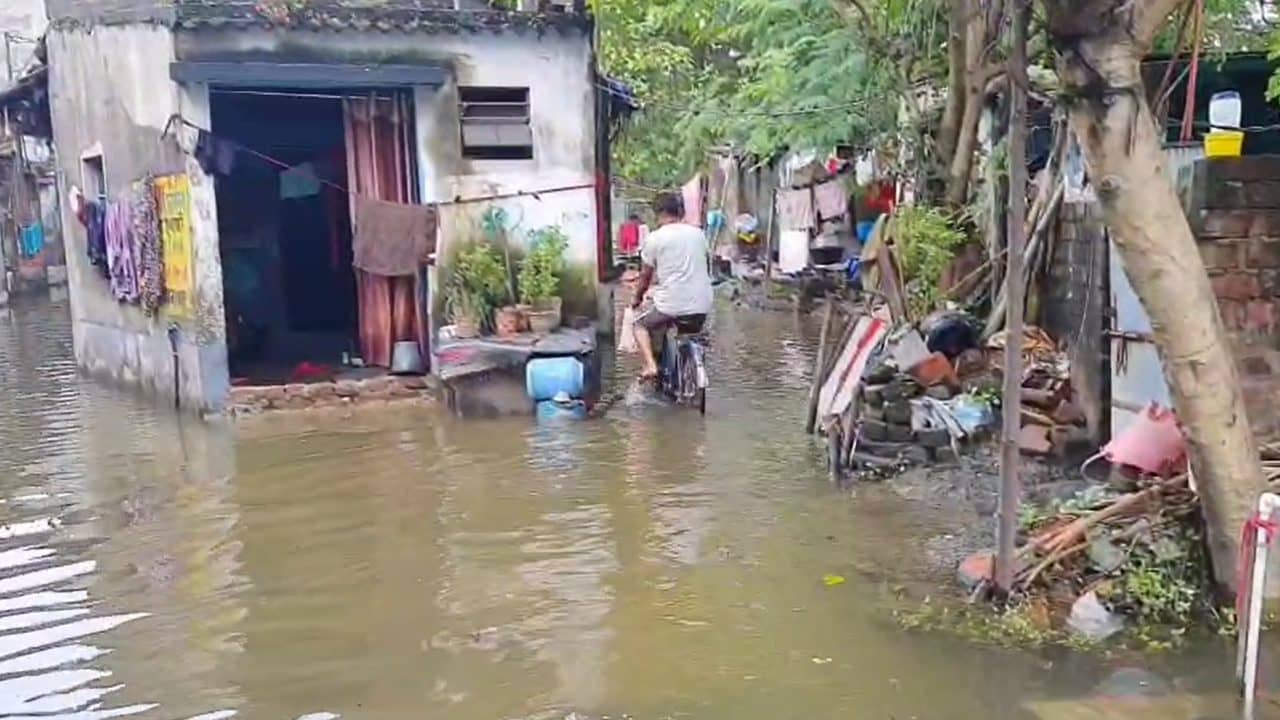 Bardhaman: খাটের নিচেও জল, ডুবছে জলের কলও! পুরসভার বিরুদ্ধে ক্ষোভ উগরে ঘর ছাড়ছেন দুর্গতরা